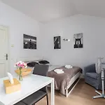 Private Retreat Close To Stations In 3