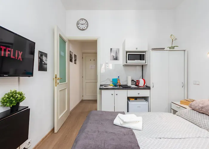 Private Retreat Close To Stations In 3