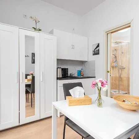 Private Retreat Close To Stations In 3 * Prague
