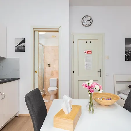 Private Retreat Close To Stations In 3 Guest house *