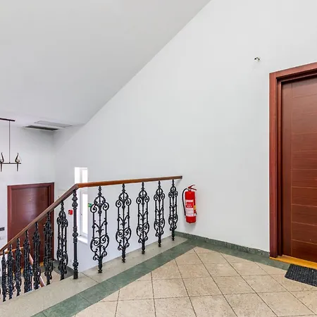 Private Retreat Close To Stations In 3 *