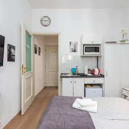 Private Retreat Close To Stations In 3