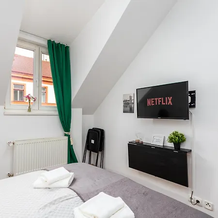 Private Retreat Close To Stations In 3 * Prague