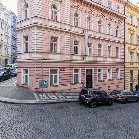 Private Retreat Close To Stations In 3 *