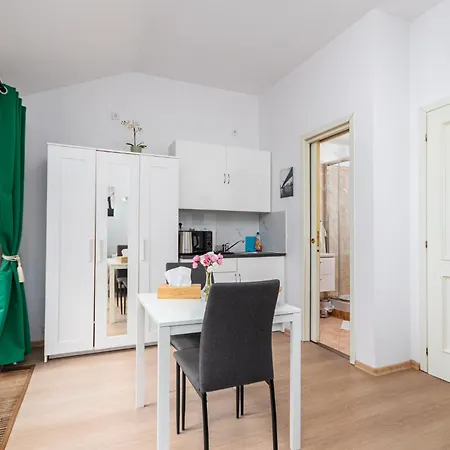 Private Retreat Close To Stations In 3 Pensionat