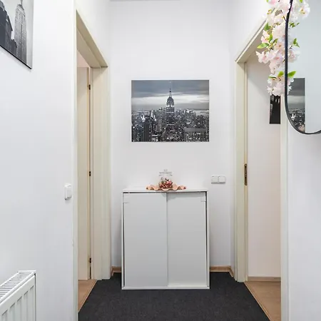 Private Retreat Close To Stations In 3 3* Prag