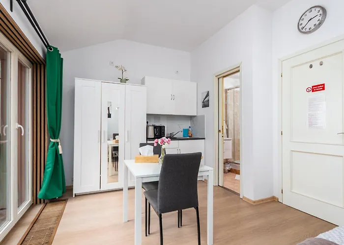 Private Retreat Close To Stations In 3 Guest house